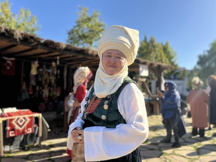 Geleneksel Kırgız kıyafetlerini yaşatıyor
