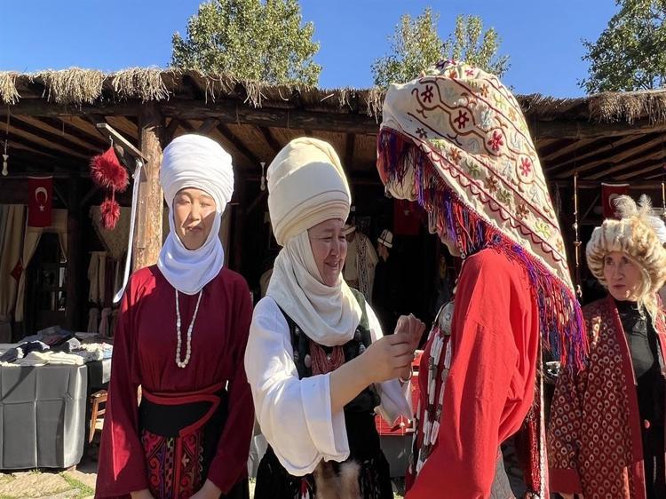 Geleneksel Kırgız kıyafetlerini yaşatıyor
