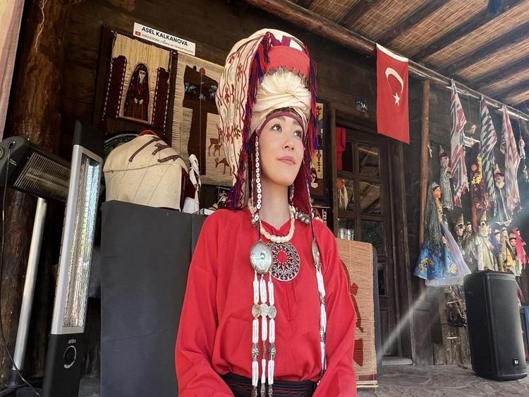 Geleneksel Kırgız kıyafetlerini yaşatıyor