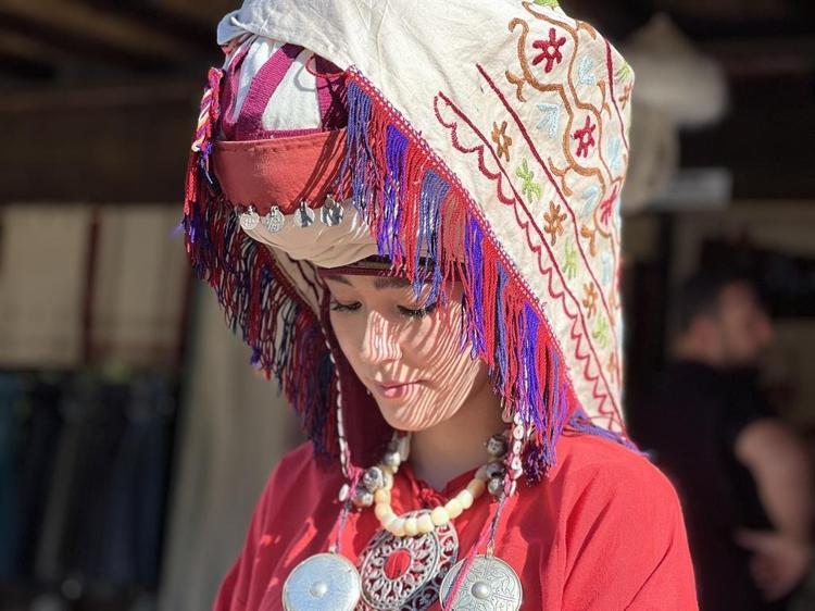 Geleneksel Kırgız kıyafetlerini yaşatıyor