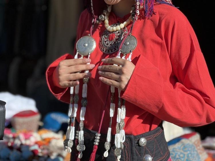 Geleneksel Kırgız kıyafetlerini yaşatıyor