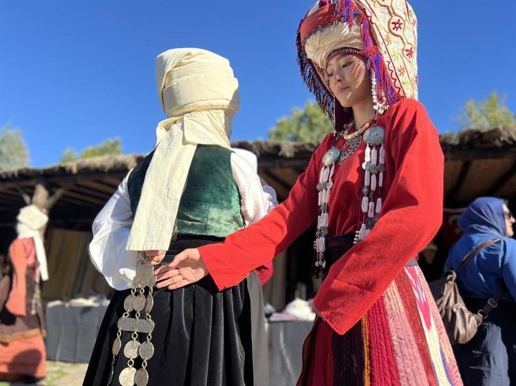 Geleneksel Kırgız kıyafetlerini yaşatıyor