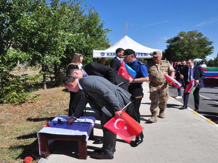 Kars'ta Karabağ şehitleri için 'İki Devlet Tek Yürek' yürüyüşü