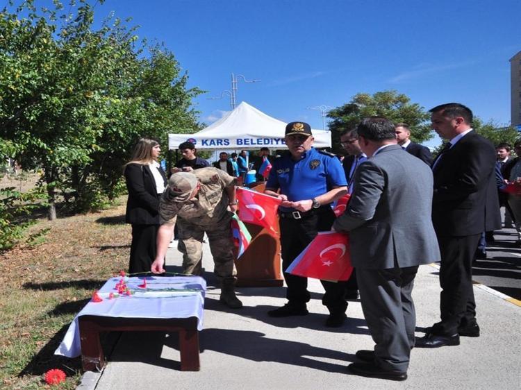 Kars'ta Karabağ şehitleri için 'İki Devlet Tek Yürek' yürüyüşü