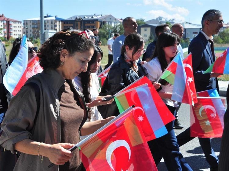 Kars'ta Karabağ şehitleri için 'İki Devlet Tek Yürek' yürüyüşü