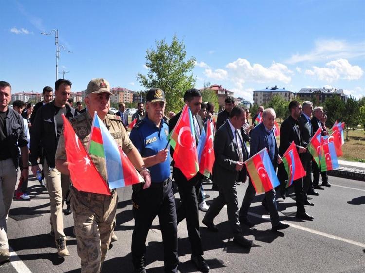 Kars'ta Karabağ şehitleri için 'İki Devlet Tek Yürek' yürüyüşü