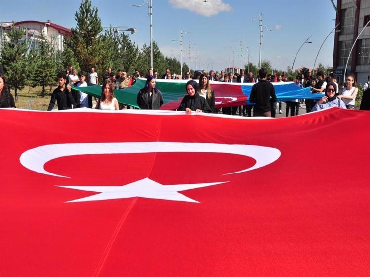 Kars'ta Karabağ şehitleri için 'İki Devlet Tek Yürek' yürüyüşü