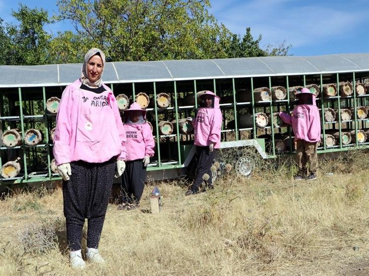 'Pembe maskeli’ kadın arıcılar hasada başladı