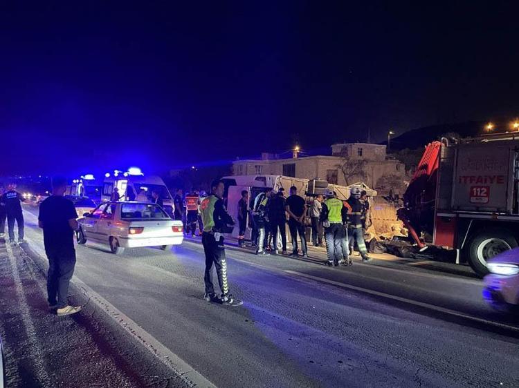 Gaziantep’te yolcu otobüsü ile otomobil çarpıştı; 7 ölü,13 yaralı