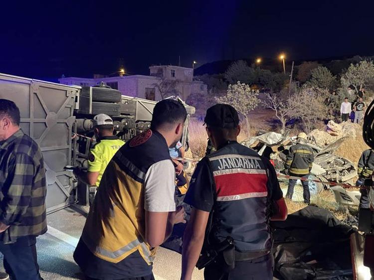 Gaziantep’te yolcu otobüsü ile otomobil çarpıştı; 7 ölü,13 yaralı
