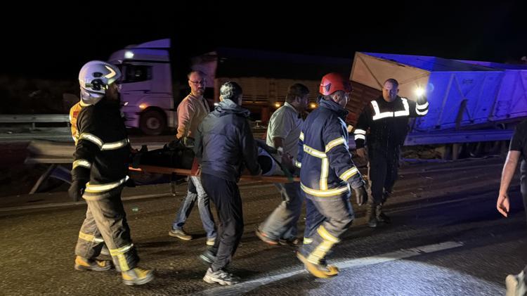Kütahya’da bariyerleri aşan TIR karşı yöne geçip kaza yaptı: 1 yaralı