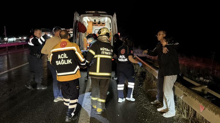 Kütahya’da bariyerleri aşan TIR karşı yöne geçip kaza yaptı: 1 yaralı
