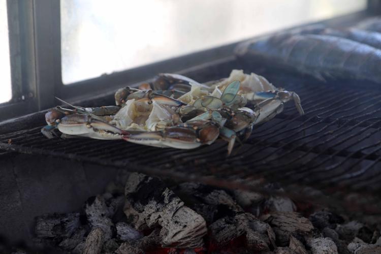 Kıskaçları ağları kesen istilacı mavi yengeç, lezzetiyle sofraların gözdesi