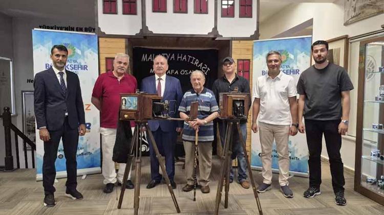 Fotoğrafçı babasından kalan 100 yıllık makinelerin tamiri için Almanya'dan Malatya'ya geldi