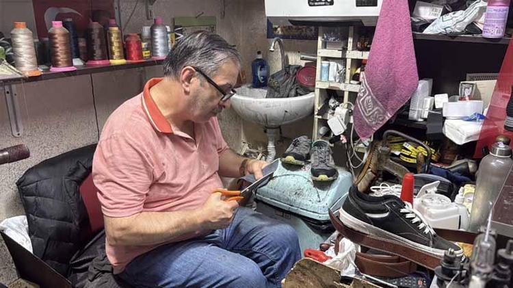 Baba mesleği ayakkabı tamirciliğini 55 yıldır sürdürüyor