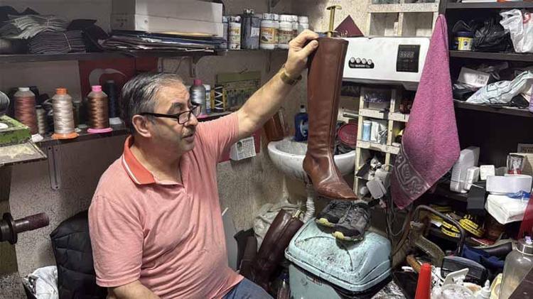 Baba mesleği ayakkabı tamirciliğini 55 yıldır sürdürüyor