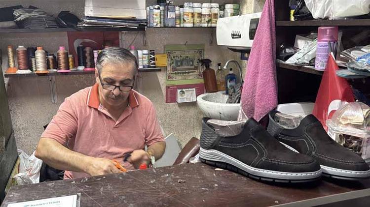 Baba mesleği ayakkabı tamirciliğini 55 yıldır sürdürüyor