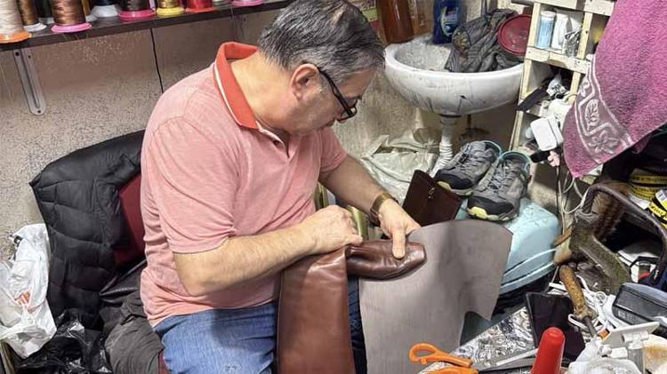 Baba mesleği ayakkabı tamirciliğini 55 yıldır sürdürüyor