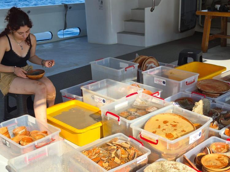 Akdeniz’de 2100 yıllık gemi batığından antik sofra takımı çıkarıldı