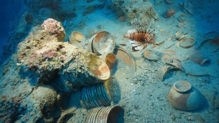 Akdeniz’de 2100 yıllık gemi batığından antik sofra takımı çıkarıldı