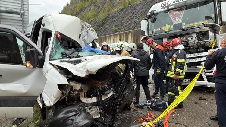 Minibüs ile TIR çarpıştı: 1 ölü, 11 yaralı