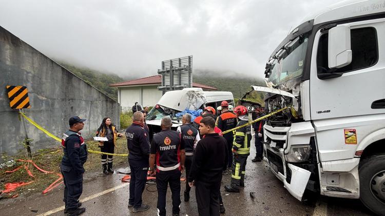 Minibüs ile TIR çarpıştı: 1 ölü, 11 yaralı