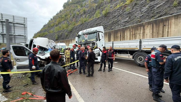 Minibüs ile TIR çarpıştı: 1 ölü, 11 yaralı