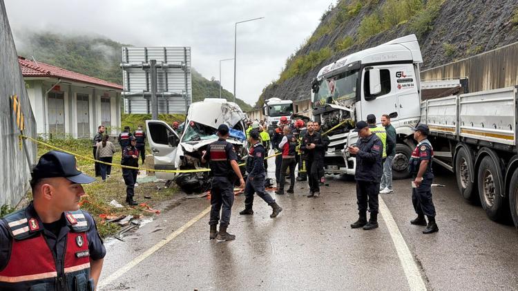 Minibüs ile TIR çarpıştı: 1 ölü, 11 yaralı
