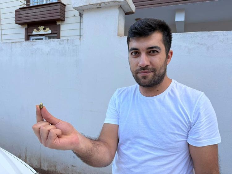 Temizlik yaparken otomobiline yorgun mermi isabet etti