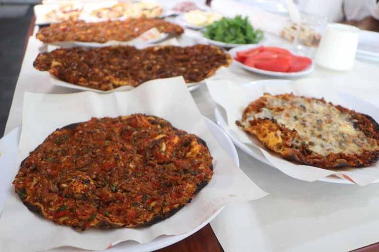 Yanlış iğneyle engelli kaldı, hayata küsmedi; annesinin lahmacunlarını Türkiye’ye tattırmak istiyor