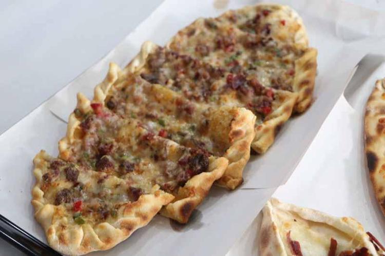 Yanlış iğneyle engelli kaldı, hayata küsmedi; annesinin lahmacunlarını Türkiye’ye tattırmak istiyor