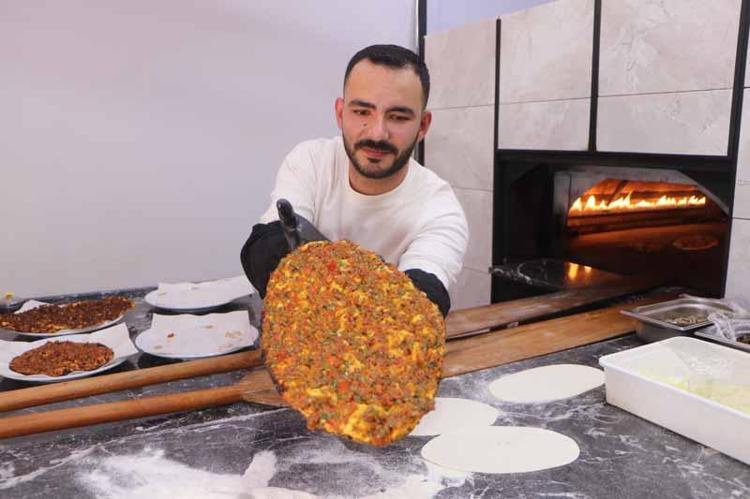 Yanlış iğneyle engelli kaldı, hayata küsmedi; annesinin lahmacunlarını Türkiye’ye tattırmak istiyor