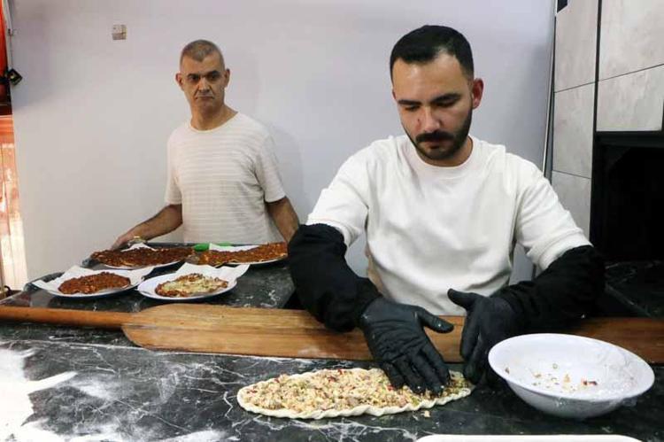 Yanlış iğneyle engelli kaldı, hayata küsmedi; annesinin lahmacunlarını Türkiye’ye tattırmak istiyor
