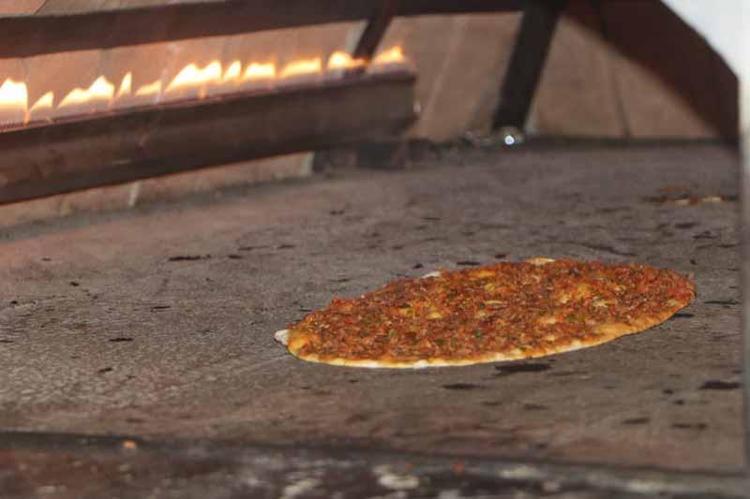 Yanlış iğneyle engelli kaldı, hayata küsmedi; annesinin lahmacunlarını Türkiye’ye tattırmak istiyor
