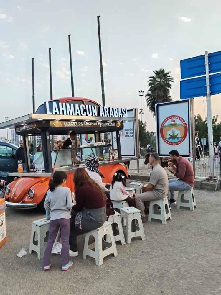 Yanlış iğneyle engelli kaldı, hayata küsmedi; annesinin lahmacunlarını Türkiye’ye tattırmak istiyor