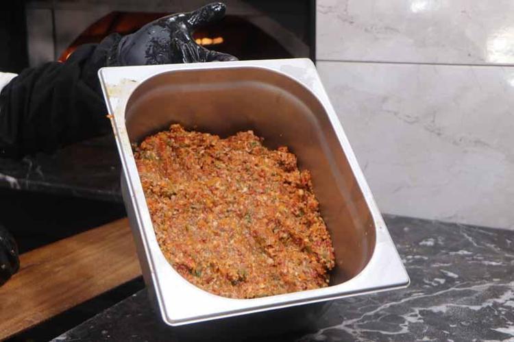 Yanlış iğneyle engelli kaldı, hayata küsmedi; annesinin lahmacunlarını Türkiye’ye tattırmak istiyor