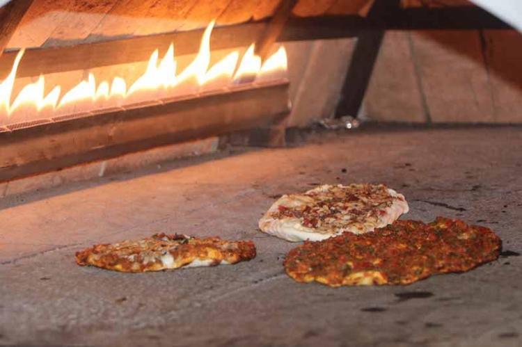 Yanlış iğneyle engelli kaldı, hayata küsmedi; annesinin lahmacunlarını Türkiye’ye tattırmak istiyor