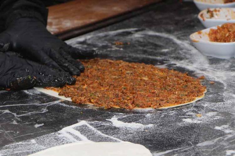 Yanlış iğneyle engelli kaldı, hayata küsmedi; annesinin lahmacunlarını Türkiye’ye tattırmak istiyor