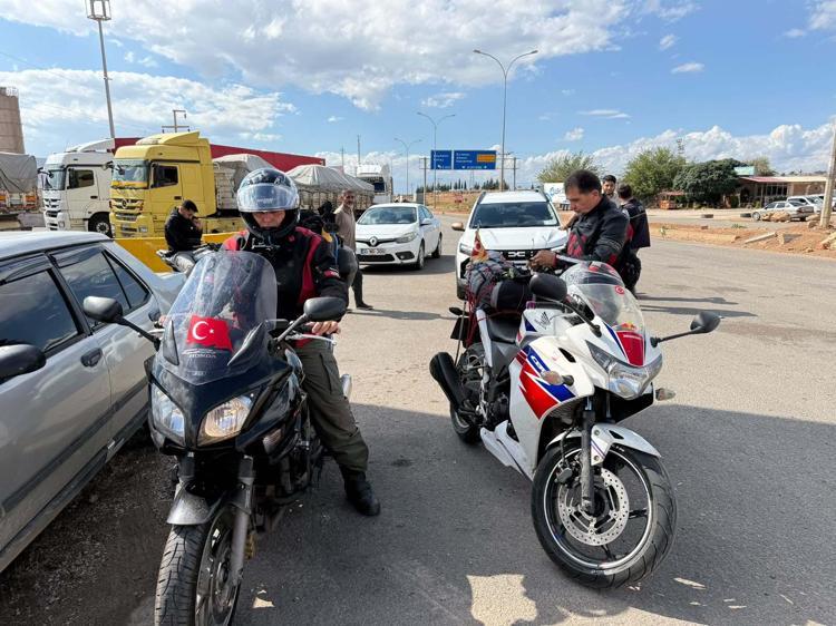 Düzce'den motosikletle umreye giden 2 kişi, Suriye'ye geçti