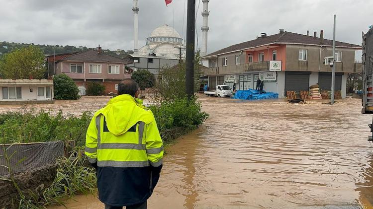 Sakarya Karasu'da dere taştı; su baskınları yaşandı