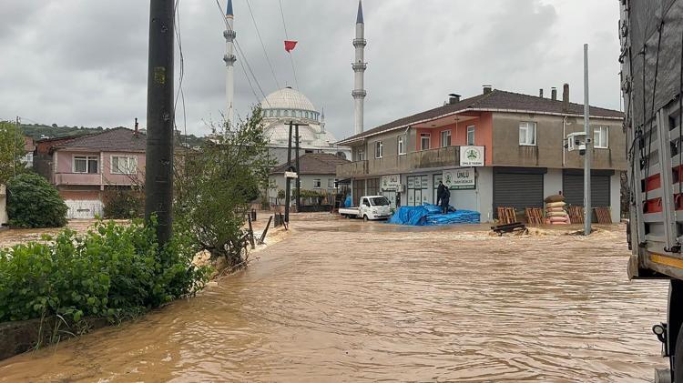 Sakarya Karasu'da dere taştı; su baskınları yaşandı