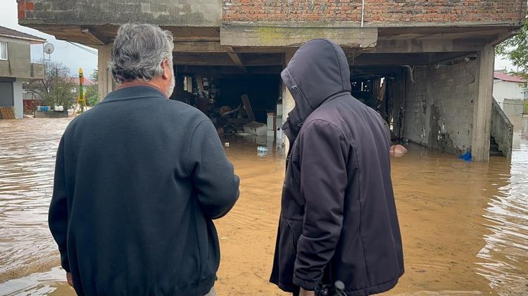 Sakarya Karasu'da dere taştı; su baskınları yaşandı