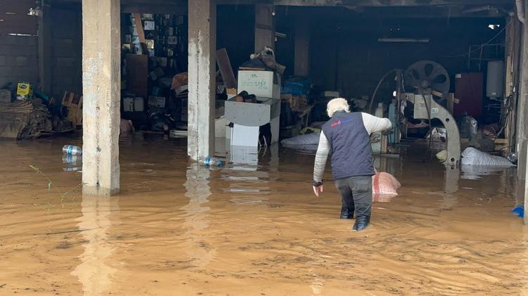 Sakarya Karasu'da dere taştı; su baskınları yaşandı