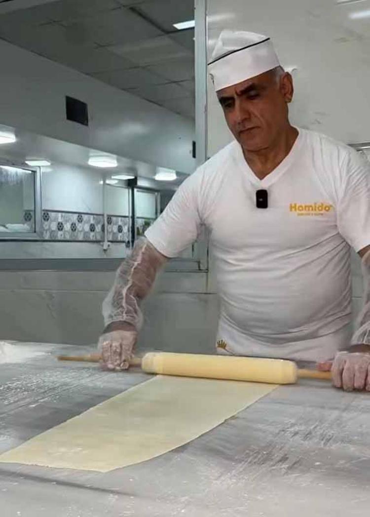 Eğitim için gittiği ABD'de baklava ustası oldu; SpaceX çalışanlarına Türk tatlısını yedirdi