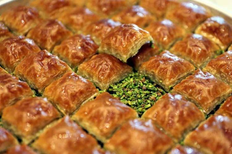 Eğitim için gittiği ABD'de baklava ustası oldu; SpaceX çalışanlarına Türk tatlısını yedirdi
