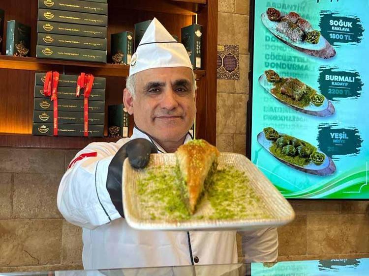 Eğitim için gittiği ABD'de baklava ustası oldu; SpaceX çalışanlarına Türk tatlısını yedirdi