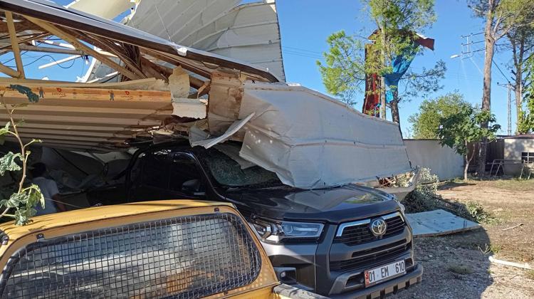 Adana'da hortumda zarar gören çiftliklerdeki 20 bin civciv öldü