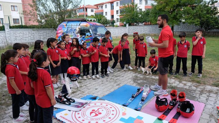 Okul bahçesinde oluşturulan pistle kayakla tanıştılar