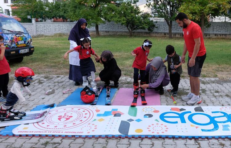 Okul bahçesinde oluşturulan pistle kayakla tanıştılar