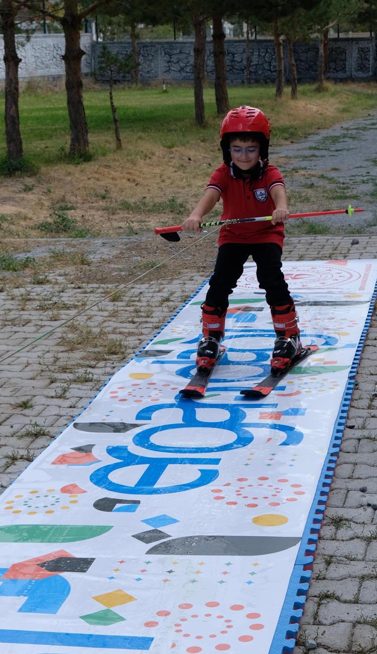 Okul bahçesinde oluşturulan pistle kayakla tanıştılar